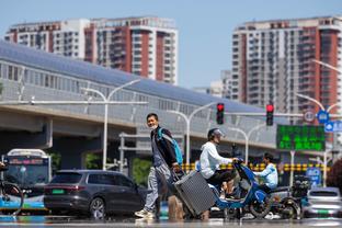 迈尔斯：库里本可以拒绝让KD来分享他的聚光灯 但他无私地接受了